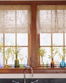Natural curtains give a rustic look for a cabin
